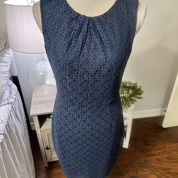 Tahari Navy Lace Overlay Sleeveless Sheath Dress Size 4 - Picture 10 of 10